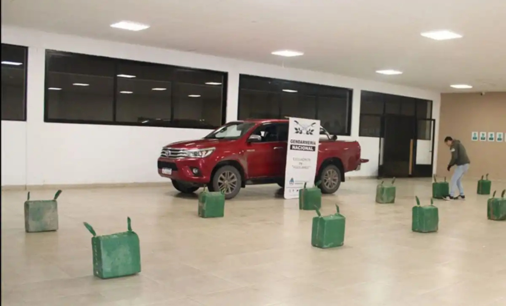 Hallaron papeles de una agrupación política en la camioneta que se usó para trasladar los 470 kilos de cocaína